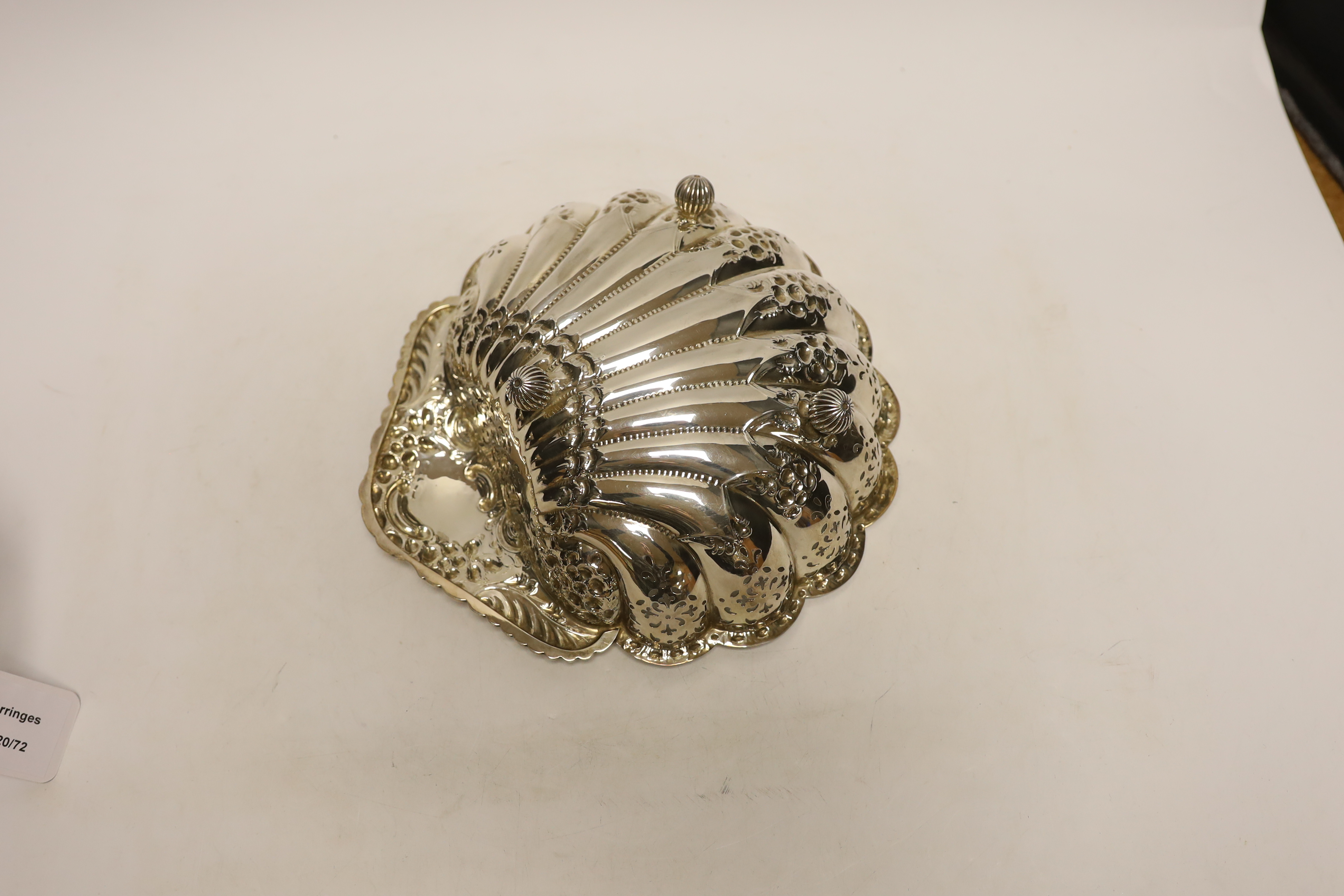 A George V pierced silver scallop shaped bowl, on fluted ball feet, Atkin Brothers, Sheffield, 1902, 24.8cm, 12.2oz.